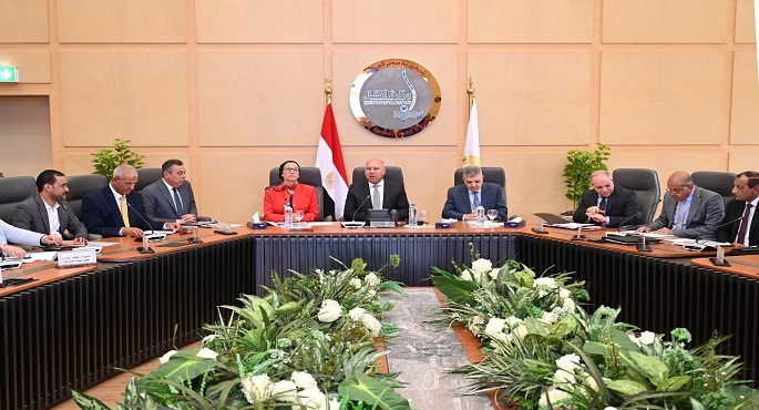 كامل الوزير يبحث آليات خدمة جمع المخلفات الصلبة من السفن بقناة السويس