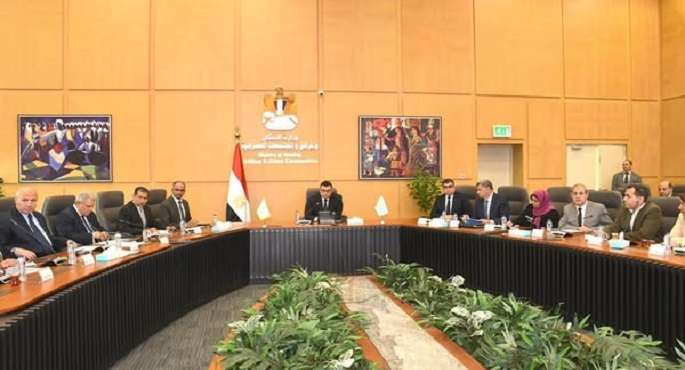 وزير الإسكان يتابع مشروعات مياه الشرب والصرف الصحى ضمن حياة كريمة بمحافظتى الغربية ودمياط