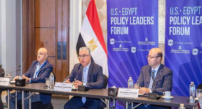 رئيس اقتصادية قناة السويس يشارك بمائدة مستديرة بعنوان “المنطقة الاقتصادية كوجهة لجذب الاستثمار”