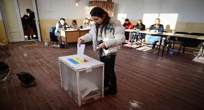 الناخبون يعودون إلى صناديق الاقتراع بعد ستة أشهر من إلغاء الانتخابات الرئاسية الرومانية
