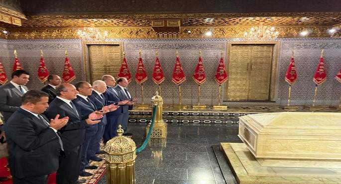 وزير الخارجية يزور ضريح ملكى المغرب الراحلين محمد الخامس والحسن الثانى