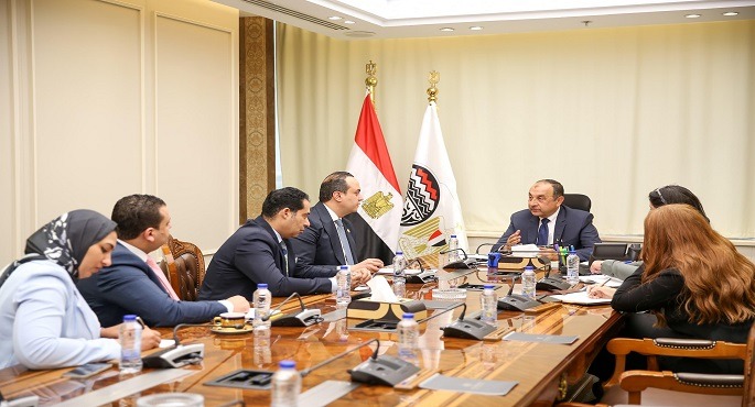 وزير قطاع الأعمال العام يبحث مع رئيس هيئة الرعاية الصحية تعزيز التعاون