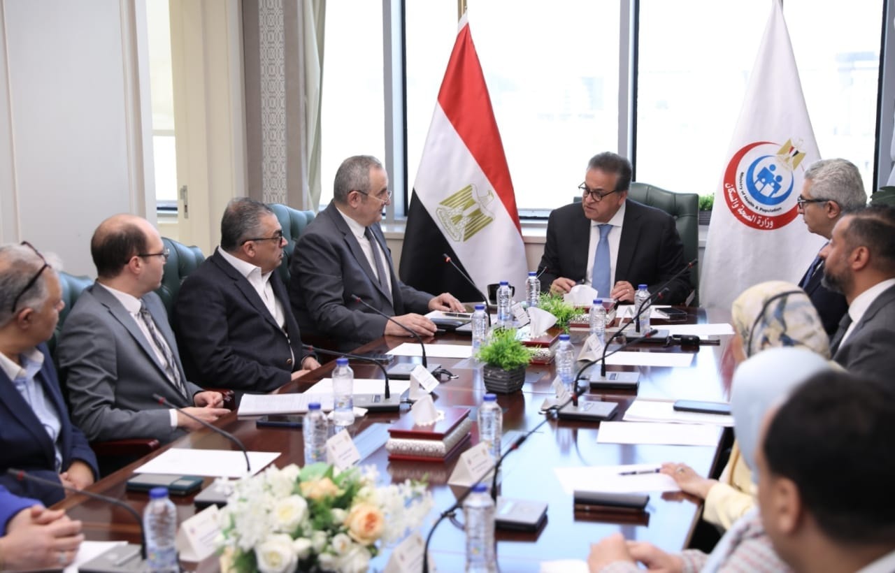 وزير الصحة يوجه بتعزيز برامج تدريب الأطباء المقيمين والتعاون مع المستشفيات الجامعية