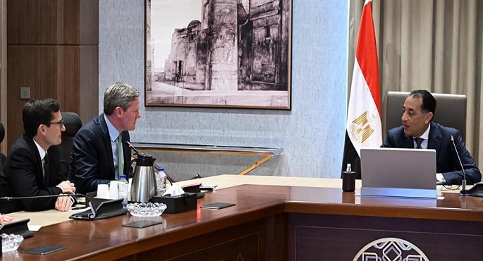 بالصور.. رئيس الوزراء يستعرض مع الرئيس التنفيذى لشركة “فيزا” خطط الشركة للاستثمار فى مصر