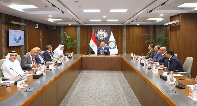 بالصور.. وزير البترول يبحث سبل تعزيز التعاون مع مجموعة “موانئ أبوظبى”