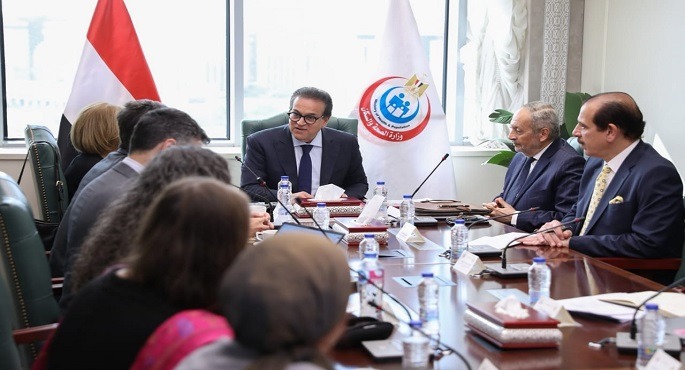 بالصور.. وزير الصحة يبحث مع وفد البنك الدولى تعزيز التعاون فى ملف التنمية البشرية