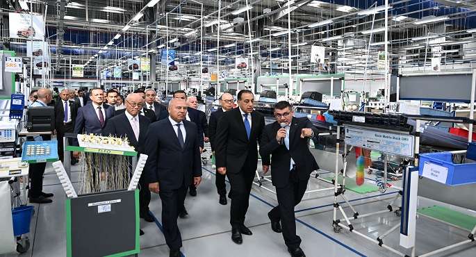 بالصور.. مدبولى يتفقد المصنع الجديد لـ “سوميتومو” العالمية لإنتاج الضفائر الكهربائية للسيارات بالعاشر من رمضان
