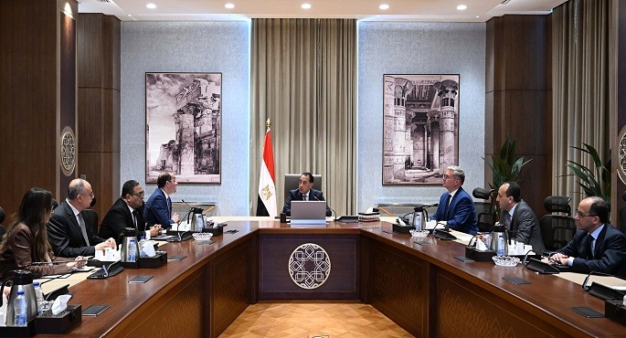 رئيس الوزراء يتابع جهود الحكومة لتحويل السيارات للعمل بالغاز الطبيعى