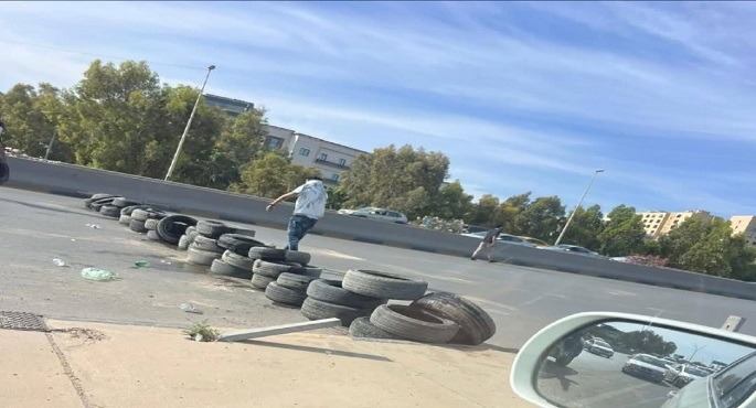 تجدد التظاهرات في طرابلس .. والمحتجون يغلقون شوارع رئيسية