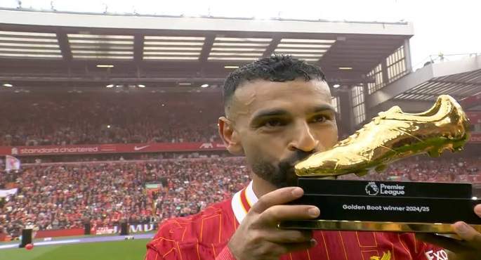 للمرة الرابعة.. محمد صلاح يفوز بجائزة الحذاء الذهبى كأفضل هداف فى الدورى الإنجليزى