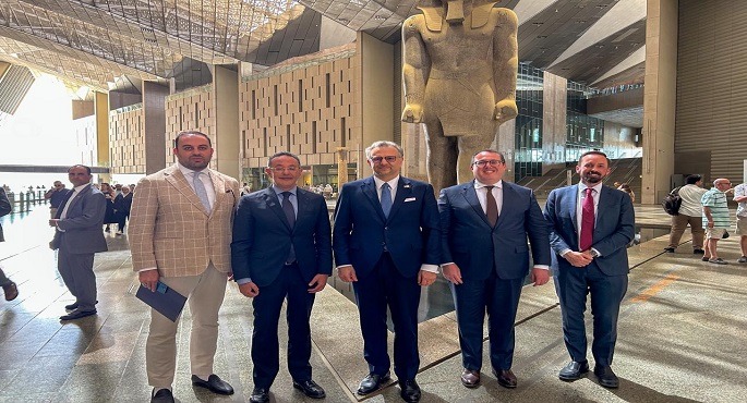 المتحف المصرى الكبير يستقبل كبير مستشارى الرئيس الأمريكى للشؤون العربية والشرق الأوسط