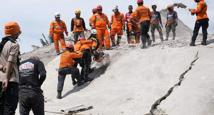 ارتفاع حصيلة ضحايا انهيار محجر إلى 14 قتيلا فى اندونيسيا