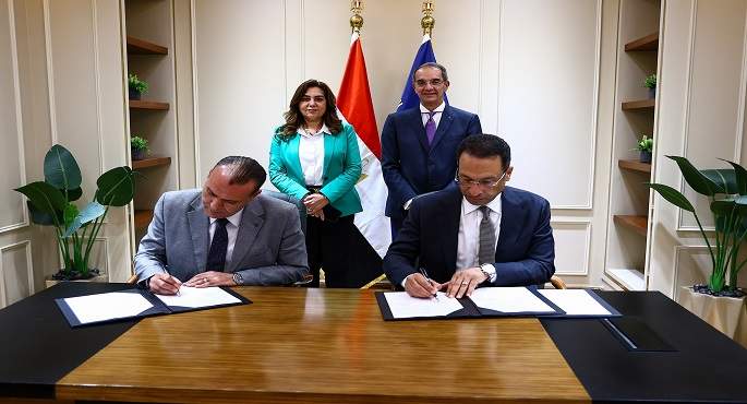 وزيرا الاتصالات والتنمية المحلية يشهدان توقيع اتفاق لتوفير الأجهزة التكنولوجية لتشغيل مجمعات الخدمات بقرى” حياة كريمة “