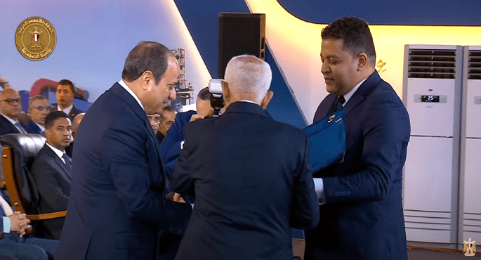 بالفيديو .. رئيس اتحاد عمال مصر يهدى الرئيس السيسى درعًا تذكاريًا