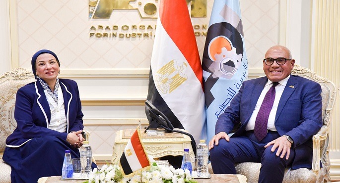 رئيس العربية للتصنيع ووزيرة البيئة يشهدان توقيع عقود واتفاقيات بمجال مشروعات حماية البيئة