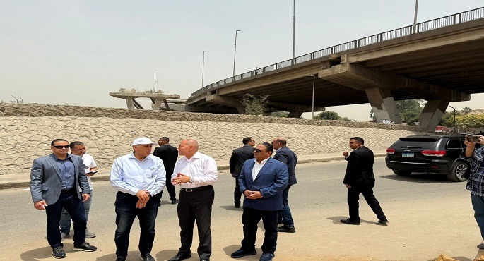 رئيس الوزراء يتفقد كوبرى السيدة عائشة مع أعمال إزالته