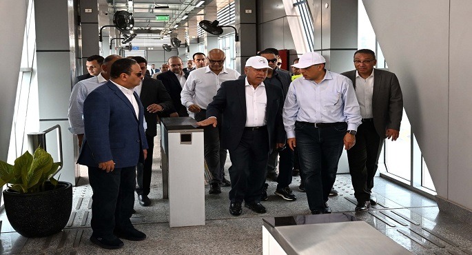 بالصور.. رئيس الوزراء يتفقد المرحلة الأولى من التشغيل التجريبى لمشروع الأتوبيس الترددى