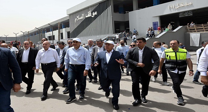 بالصور.. رئيس الوزراء يتفقد موقف السلام النموذجى الجديد