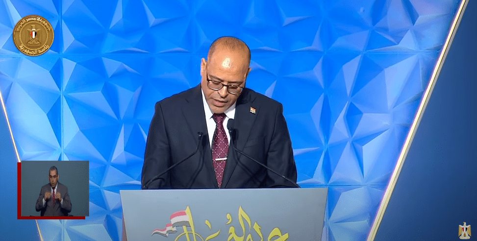 بالفيديو .. وزير العمل : عمال مصر يقفون صفًا واحدًا خلف الرئيس السيسى للتغلب على التحديات