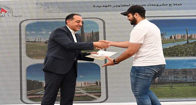بالفيديو والصور..رئيس الوزراء يسلم عددا من عقود وحدات المبادرة الرئاسية “سكن لكل المصريين” بمدينة أكتوبر الجديدة
