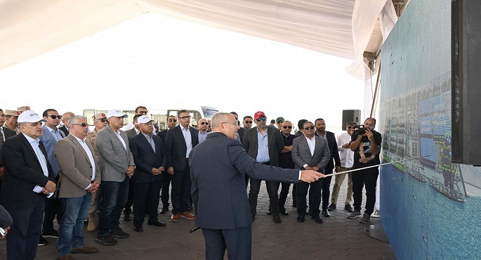 بالصور .. خلال جولته بمنطقة شرق بورسعيد .. رئيس الوزراء يتفقد مشروعى “رووتس” و”سكاى للموانىء”