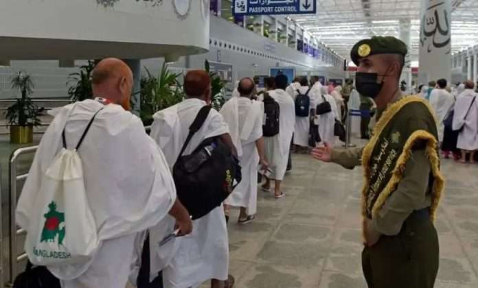 السعودية: غرامة مائة ألف ريال لكل من يقوم بنقل حاملي تأشيرات الزيارة بهدف إيصالهم إلى مكة المكرمة