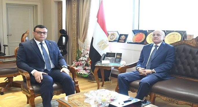 وزير الإسكان يتابع مع محافظ الأقصر تنفيذ مشروعات  “حياة كريمة” بالمحافظة