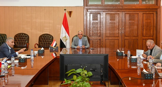 بالصور.. وزير الرى يبحث إجراءات التعامل مع موجة الحرارة المفاجئة