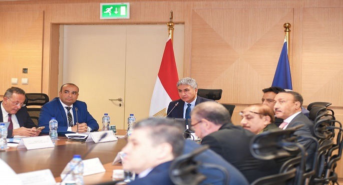 وزير السياحة يبحث تعزيز ورفع كفاءة الخدمات المقدمة للزائرين والسائحين بـ 15 موقعا أثريا
