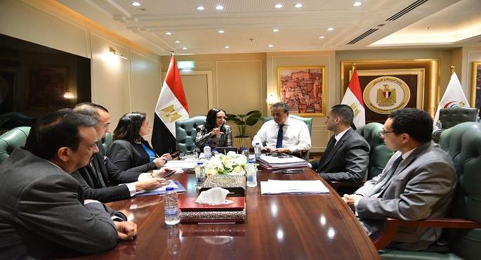 وزير الصحة يناقش خطوات تنفيذ التكليفات الرئاسية بزيادة فصول الحضانات