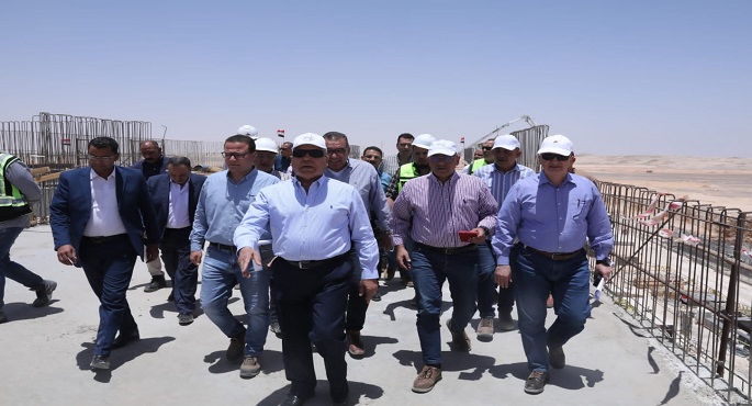 وزير الصناعة والنقل يتفقد المنطقة الصناعية بالمطاهرة بمحافظة المنيا
