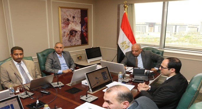بالصور.. وزير الكهرباء يجتمع بمسئولى شركة “ساى شيلد” لمتابعة مجريات تشغيل منظومة الشحن الموحد