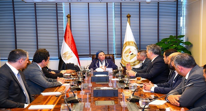 وزيرة البيئة تبحث مع مجلس إدارة الجمعية المصرية لشباب الأعمال فرص الاستثمار فى المجال البيئى