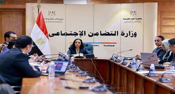 وزيرة التضامن الاجتماعى تجتمع مع الإدارة العامة لإدارة الأصول وتنمية الموارد بالوزارة