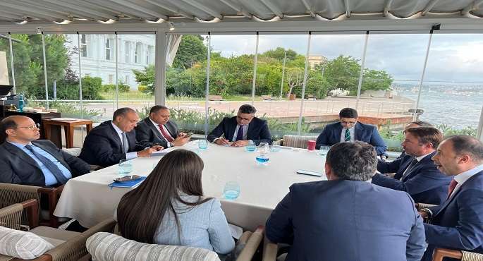وزير الخارجية والهجرة يلتقى بمجموعة من رجال الأعمال الأتراك خلال زيارته لإسطنبول