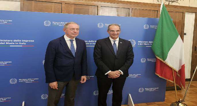 وزير الاتصالات يبحث مع وزير الأعمال والصناعة الإيطالى تعزيز التعاون فى مجال الذكاء الاصطناعى