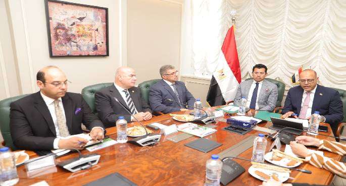 وزير العمل يبحث مع وزير الشباب والرياضة التعاون فى مجالات التوظيف والتدريب المهنى