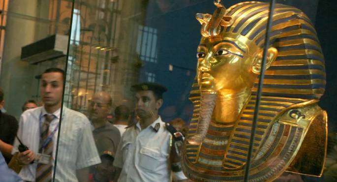 نقل قناع توت عنخ آمون الذهبى إلى المتحف المصرى الكبير