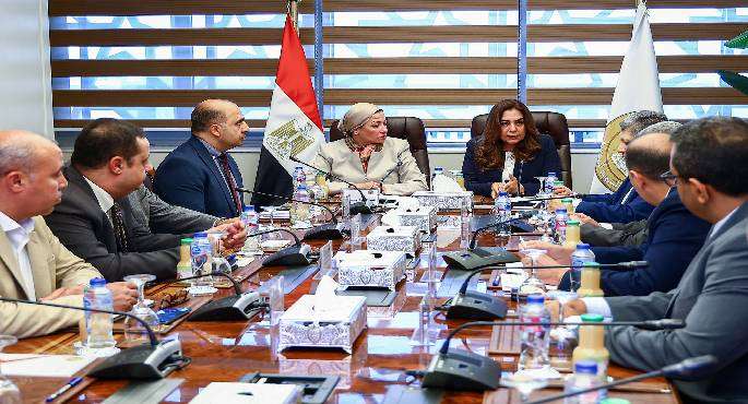 وزيرتا البيئة والتنمية المحلية تبحثان مع مسؤولى الكهرباء “رسوم النظافة”