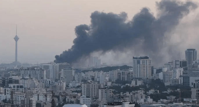 فاينانشيال تايمز: شركات التأمين تلغى وثائق تغطية السفن وترفع الأسعار 50% بعد الهجوم على إيران