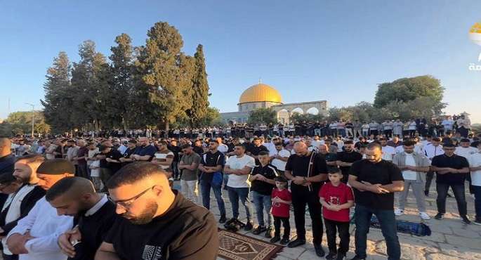 عشرات الآلاف يؤدون صلاة الجمعة بالمسجد الأقصى وسط إجراءات عسكرية إسرائيلية مشددة