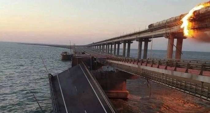 أوكرانيا تفجر أجزاء من جسر يربط روسيا بجزيرة القرم