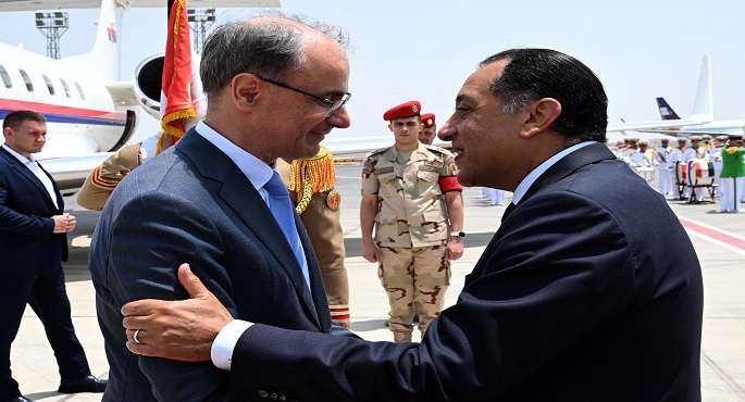 رئيس الوزراء يستقبل نظيره الصربى فى مطار القاهرة الدولى