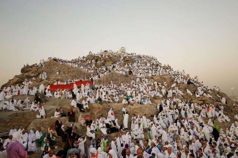 ضيوف الرحمن يتوافدون على عرفات لأداء ركن الحج الأعظم