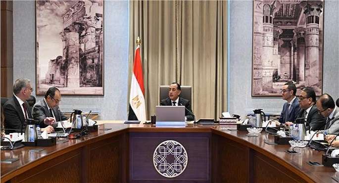 رئيس الوزراء يتابع تنفيذ برنامج الطروحات الحكومية فى قطاعى البترول والأعمال العام