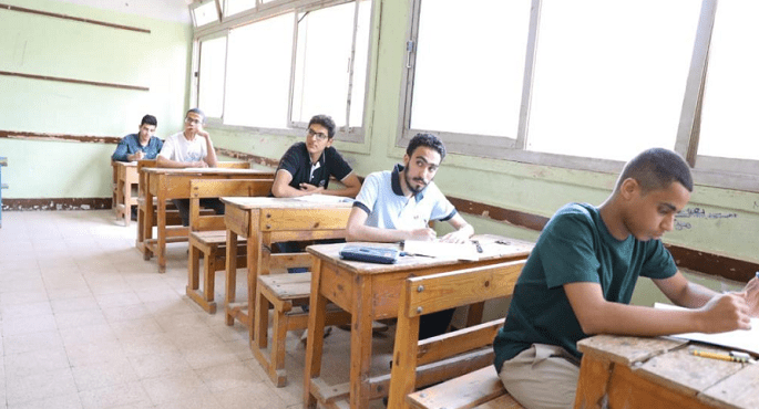 بدء دخول طلاب الثانوية العامة إلى لجان امتحان اللغة العربية وسط إجراءات مشددة