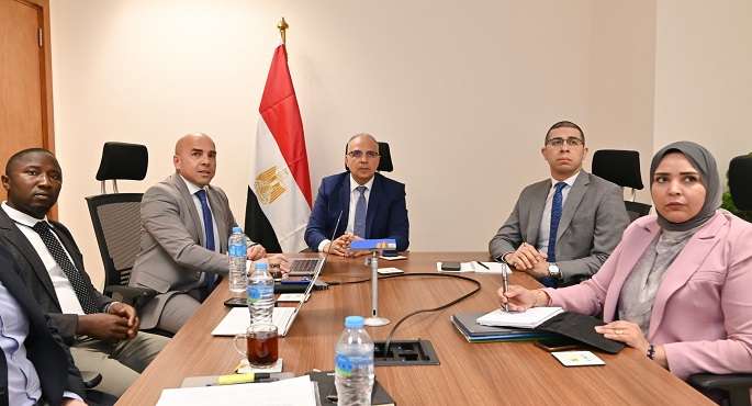 وزير الرى يبحث مع فريق بحثي من الجامعة الأمريكية التعاون المشترك فى مجال التحلية للإنتاج الكثيف للغذاء