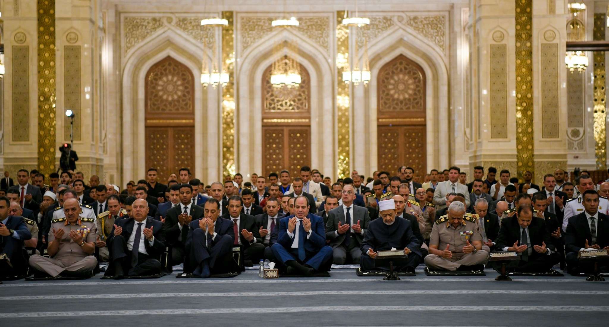 بالفيديو.. الرئيس السيسى يؤدى صلاة عيد الأضحى المبارك بمركز مصر الثقافى الإسلامى بالعاصمة الإدارية الجديدة