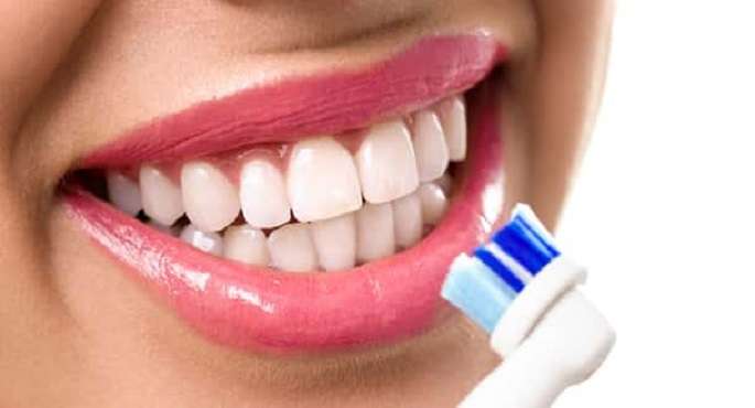 خطوات بسيطة يمكن أن تنقذ أسنانك من التساقط مع التقدم بالعمر
