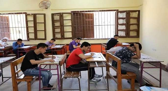 طلاب الثانوية العامة بمحافظات الجمهورية يؤدون امتحان اللغة الإنجليزية